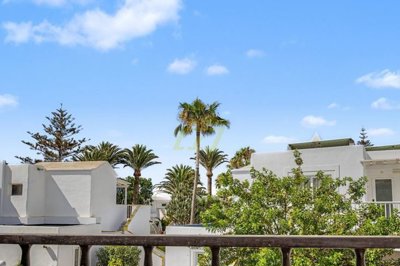 Bright two-bedroom apartment with large south-facing terrace near the beach