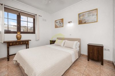 Bright two-bedroom apartment with large south-facing terrace near the beach