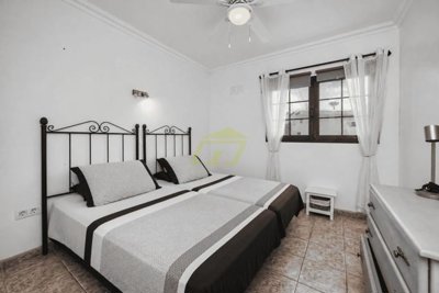 Bright two-bedroom apartment with large south-facing terrace near the beach