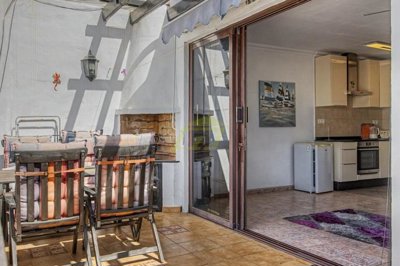 Bright two-bedroom apartment with large south-facing terrace near the beach