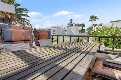 Bright two-bedroom apartment with large south-facing terrace near the beach