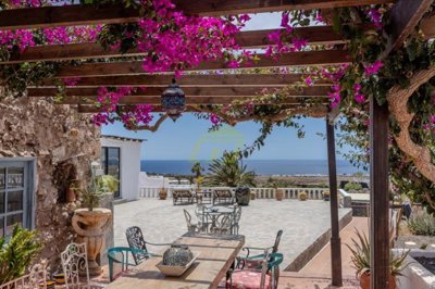 Traditional Canarian Property with Guest Apartments and Panoramic Sea Views