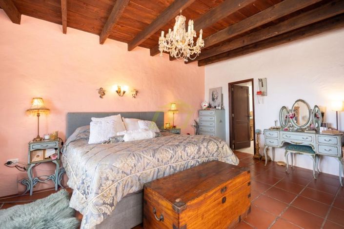 Image No.12-6 Bed Villa for sale