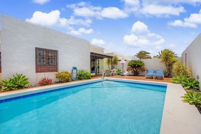 3 bedroom, 2 bathroom bungalow with heated pool and private parking