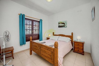 3 bedroom, 2 bathroom bungalow with heated pool and private parking