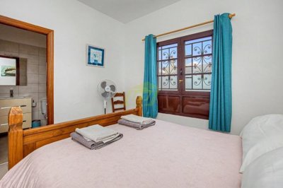 3 bedroom, 2 bathroom bungalow with heated pool and private parking
