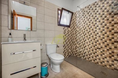 3 bedroom, 2 bathroom bungalow with heated pool and private parking