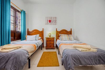 3 bedroom, 2 bathroom bungalow with heated pool and private parking