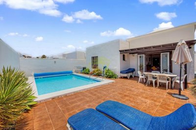 3 bedroom, 2 bathroom bungalow with heated pool and private parking