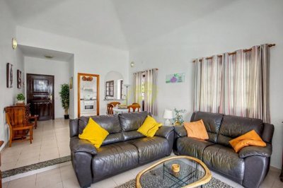3 bedroom, 2 bathroom bungalow with heated pool and private parking