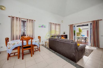 3 bedroom, 2 bathroom bungalow with heated pool and private parking