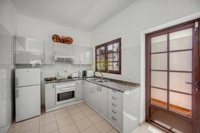 3 bedroom, 2 bathroom bungalow with heated pool and private parking