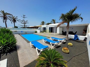 Spacious Family Villa with Heated Pool and Large Private Driveway