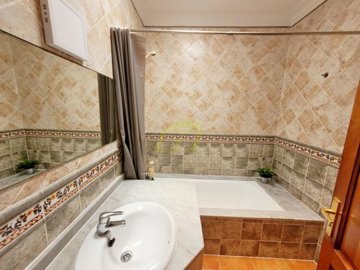 Spacious Family Villa with Heated Pool and Large Private Driveway