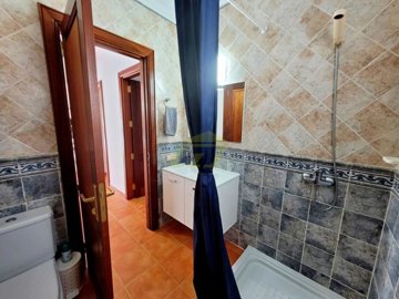 Spacious Family Villa with Heated Pool and Large Private Driveway