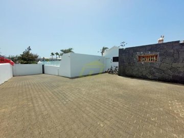 Spacious Family Villa with Heated Pool and Large Private Driveway