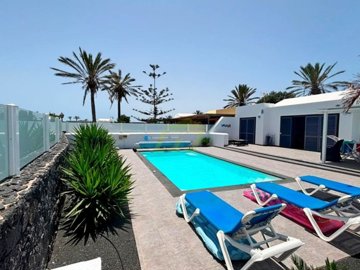 Spacious Family Villa with Heated Pool and Large Private Driveway