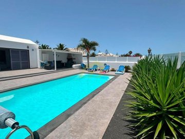 Spacious Family Villa with Heated Pool and Large Private Driveway