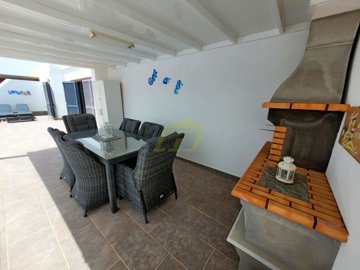 Spacious Family Villa with Heated Pool and Large Private Driveway