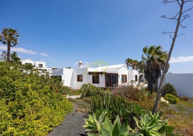 Charming canarian villa with sensational outdoor pool area in Guime
