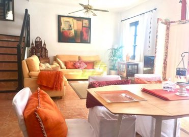 Property in prime area with 3 bedrooms and sea views