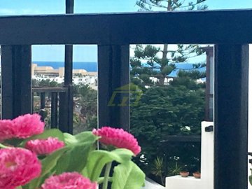 Property in prime area with 3 bedrooms and sea views