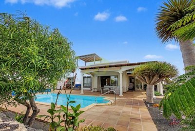 Detached villa boasting panoramic sea views in Playa Blanca