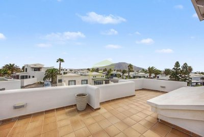 Detached villa boasting panoramic sea views in Playa Blanca