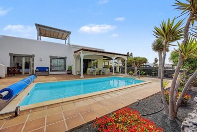 Detached villa boasting panoramic sea views in Playa Blanca