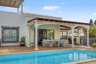 Detached villa boasting panoramic sea views in Playa Blanca