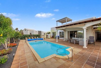 Detached villa boasting panoramic sea views in Playa Blanca