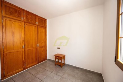 Beautifully renovated semi detached duplex close to the beach