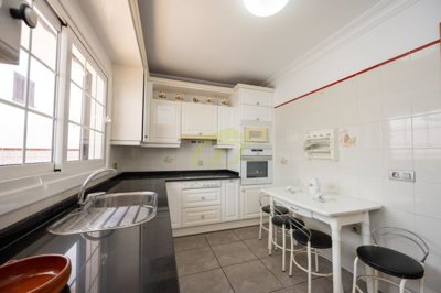 Beautifully renovated semi detached duplex close to the beach