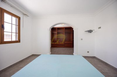 Beautifully renovated semi detached duplex close to the beach