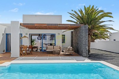 Playa Blanca villa with pool, garage and investment potential