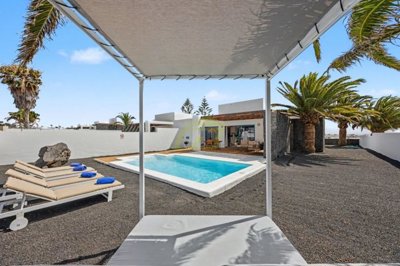 Playa Blanca villa with pool, garage and investment potential
