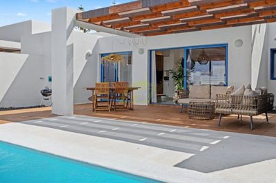 Playa Blanca villa with pool, garage and investment potential