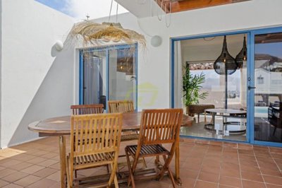 Playa Blanca villa with pool, garage and investment potential