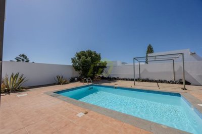 Detached 3-Bedroom villa with private pool and large plot