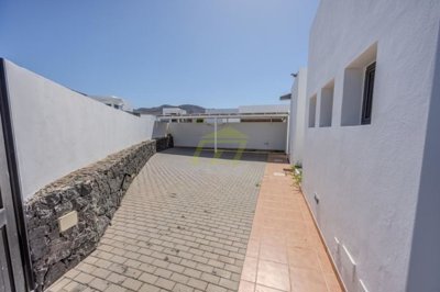 Detached 3-Bedroom villa with private pool and large plot