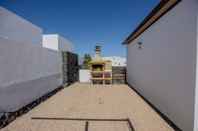 Detached 3-Bedroom villa with private pool and large plot