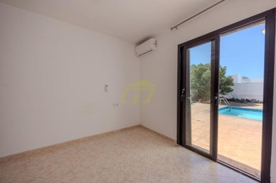 Detached 3-Bedroom villa with private pool and large plot