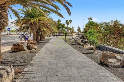 Frontline property with sea views and communal pool