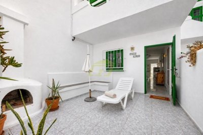 Frontline property with sea views and communal pool