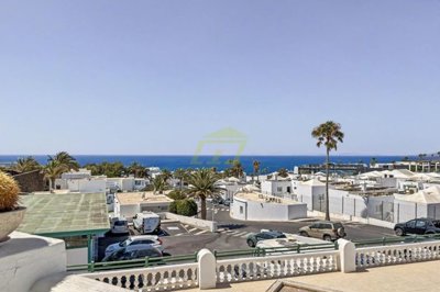 A detached apartment with panoramic views to the ocean and mountains