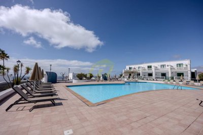 A detached apartment with panoramic views to the ocean and mountains