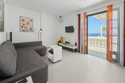 A detached apartment with panoramic views to the ocean and mountains