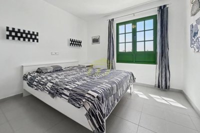 A detached apartment with panoramic views to the ocean and mountains