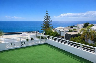 Cosy ground floor apartment with pool access and ocean views