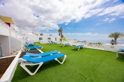 Cosy ground floor apartment with pool access and ocean views